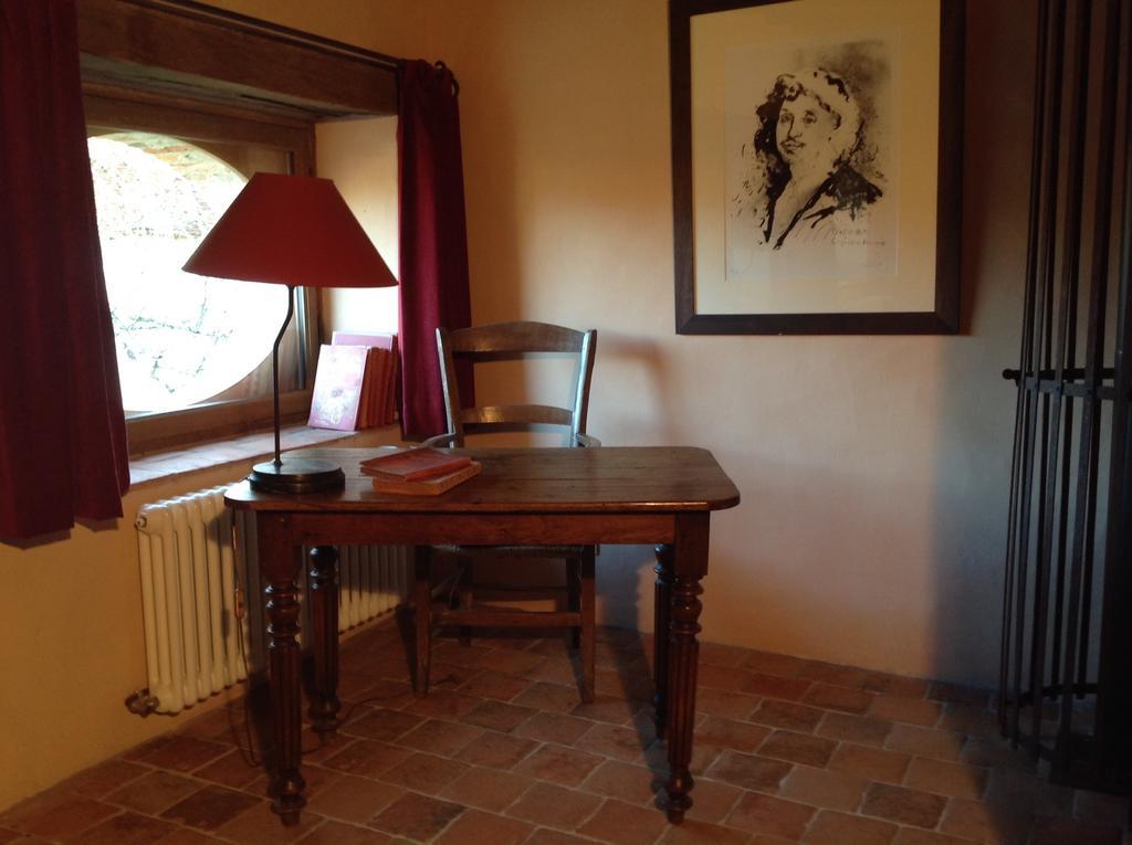 Domaine Du Ris De Feu Chambres D'Hotes De Charme Chalais  Room photo
